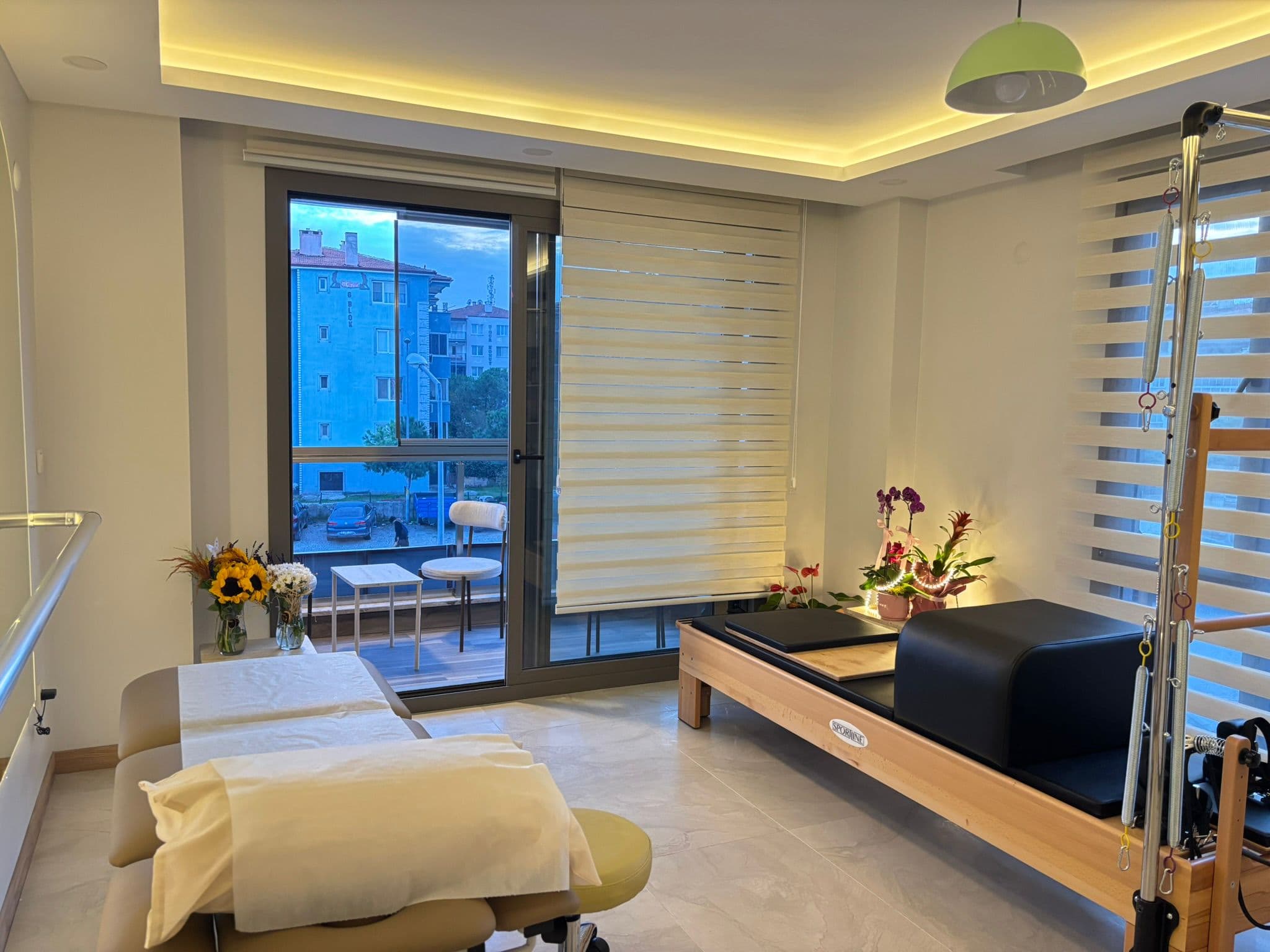 Ece Tuna Fizyoterapi kliniğinde pilates ve terapi ekipmanları