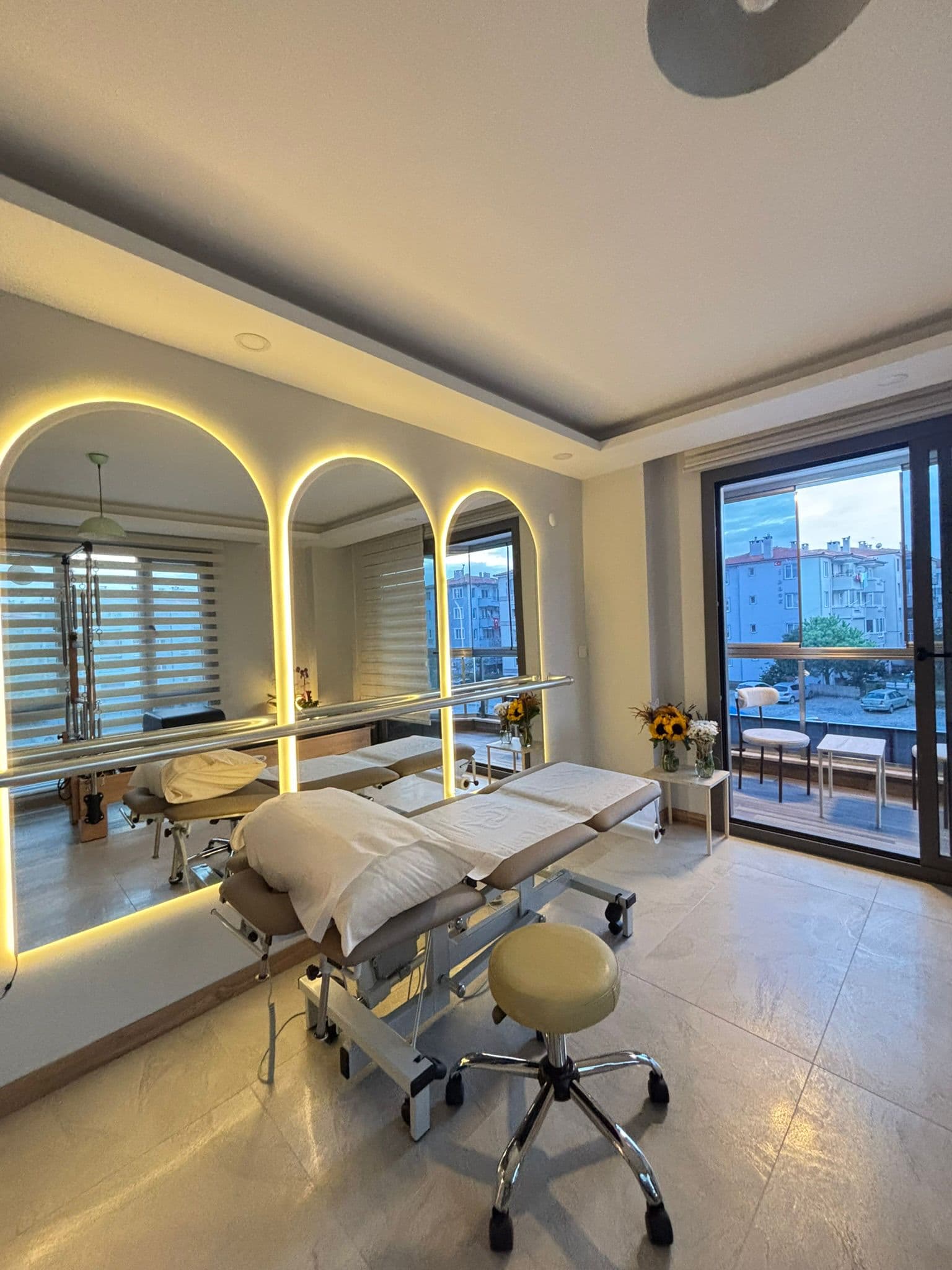 Ece Tuna Fizyoterapi kliniğinde değerlendirme ve egzersiz alanı
